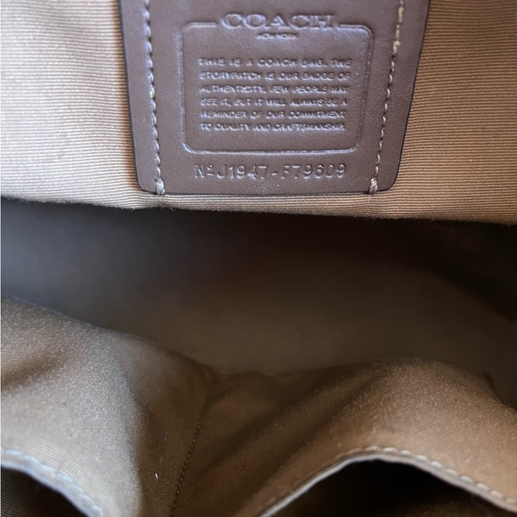 Coach Gallery Tote In Signature Canvas - Picture 7 of 12